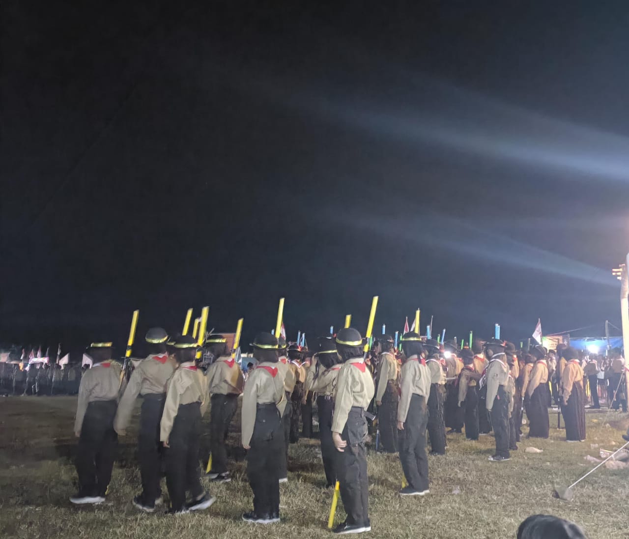 "Malam Puncak Perkemahan Pramuka di Maradekaya : Semarak Api Unggun Dan Kebersamaan"