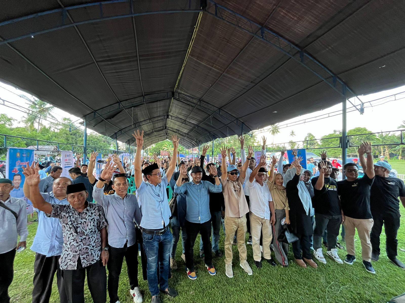 Kampanye Pasangan Trisal dan Achmad di Kecamatan Sendana, Ribuan Warga Palopo Padati Lapangan