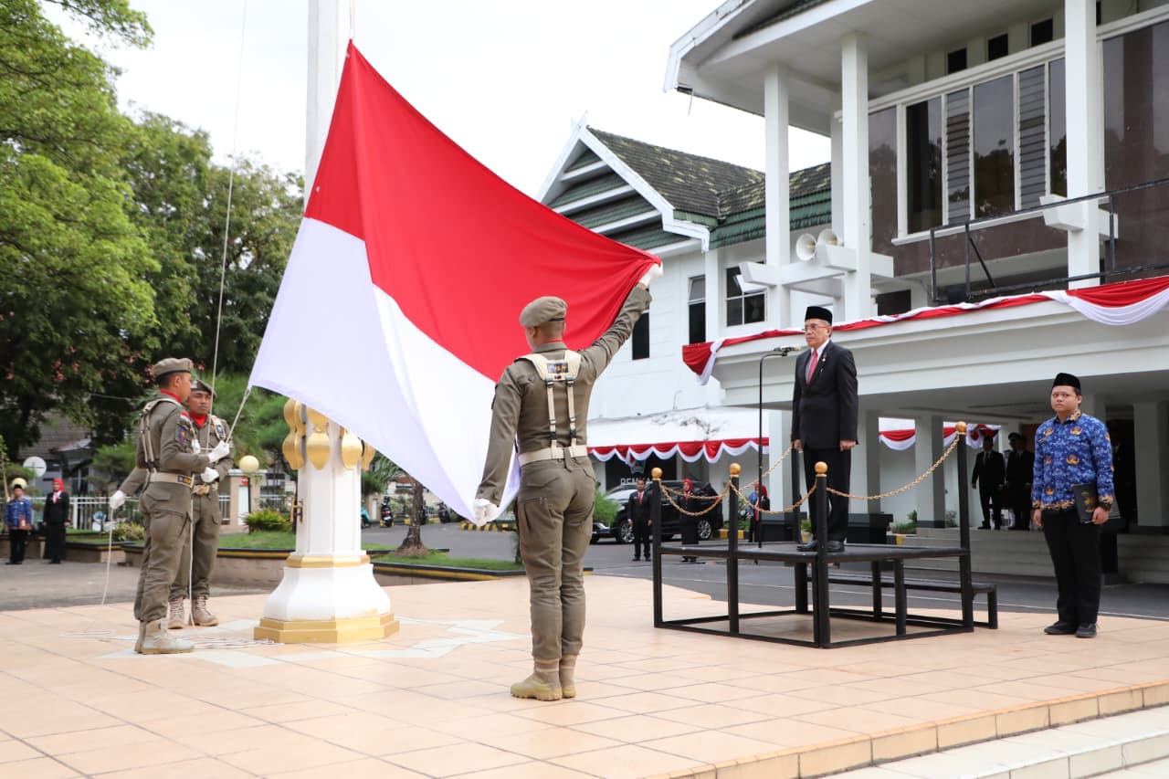 "Sekda Bantaeng Pimpin Upacara HUT RI ke-80, Sorot Visi SDM Berkualitas dan Transformasi Digital"