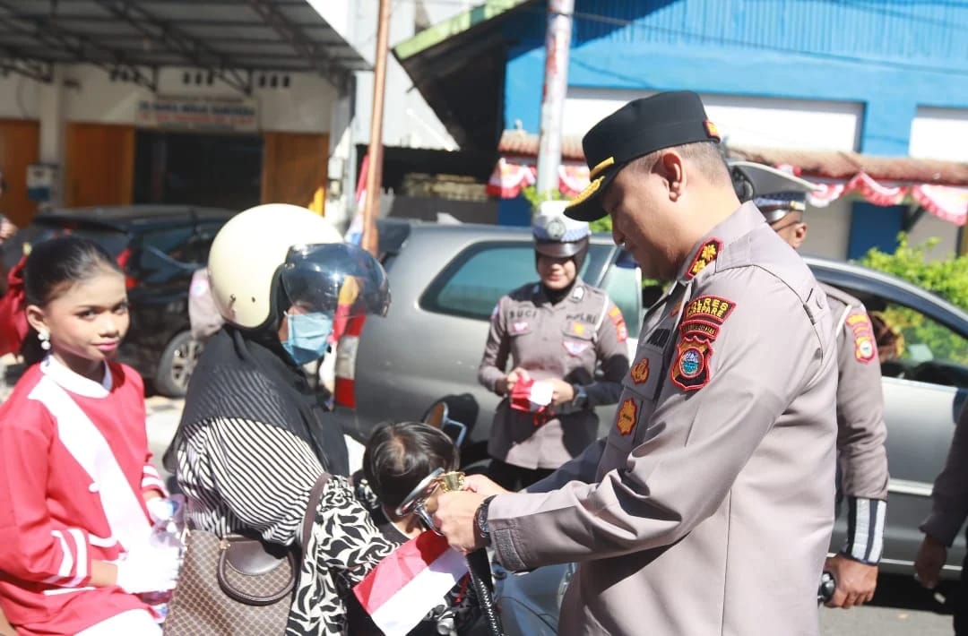 "Polantas Menyapa : Polres Parepare Bagikan 100 Bendera ke Pengendara"