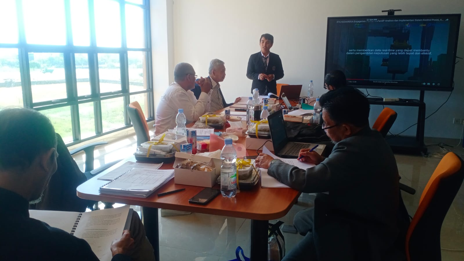 Mahasiswa Magister Terapan RTM saat presentasi di depan penguji.