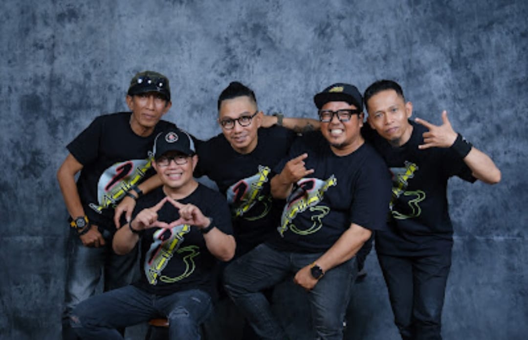 1/3 Malam salah satu band yang perform di anniversary Ke-4 LMMC 90'S