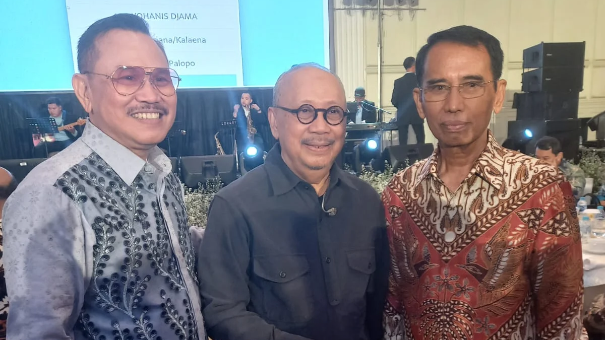 nggota DPR RI, Irjen Pol (P) Drs. Frederik Kalalembang (kiri) bersama Mantan Kapolda Kaltim-Sulsel, Irjen Pol (P) Matius Salempang dan penyanyi legendaris Ebiet G Ade. (Sumber:Sahabat JFK)